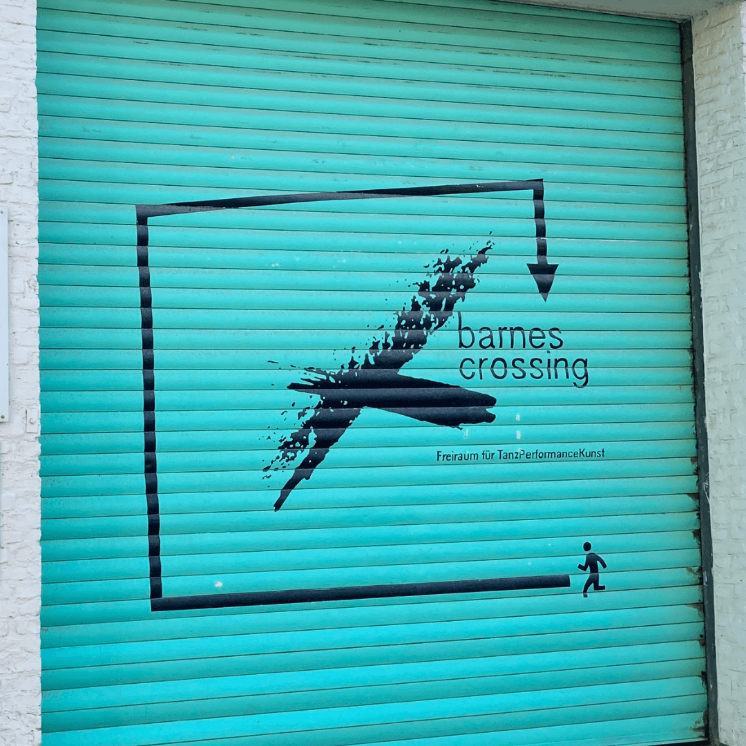 Barnes Crossing – Logo auf Tor (Platzhalter)