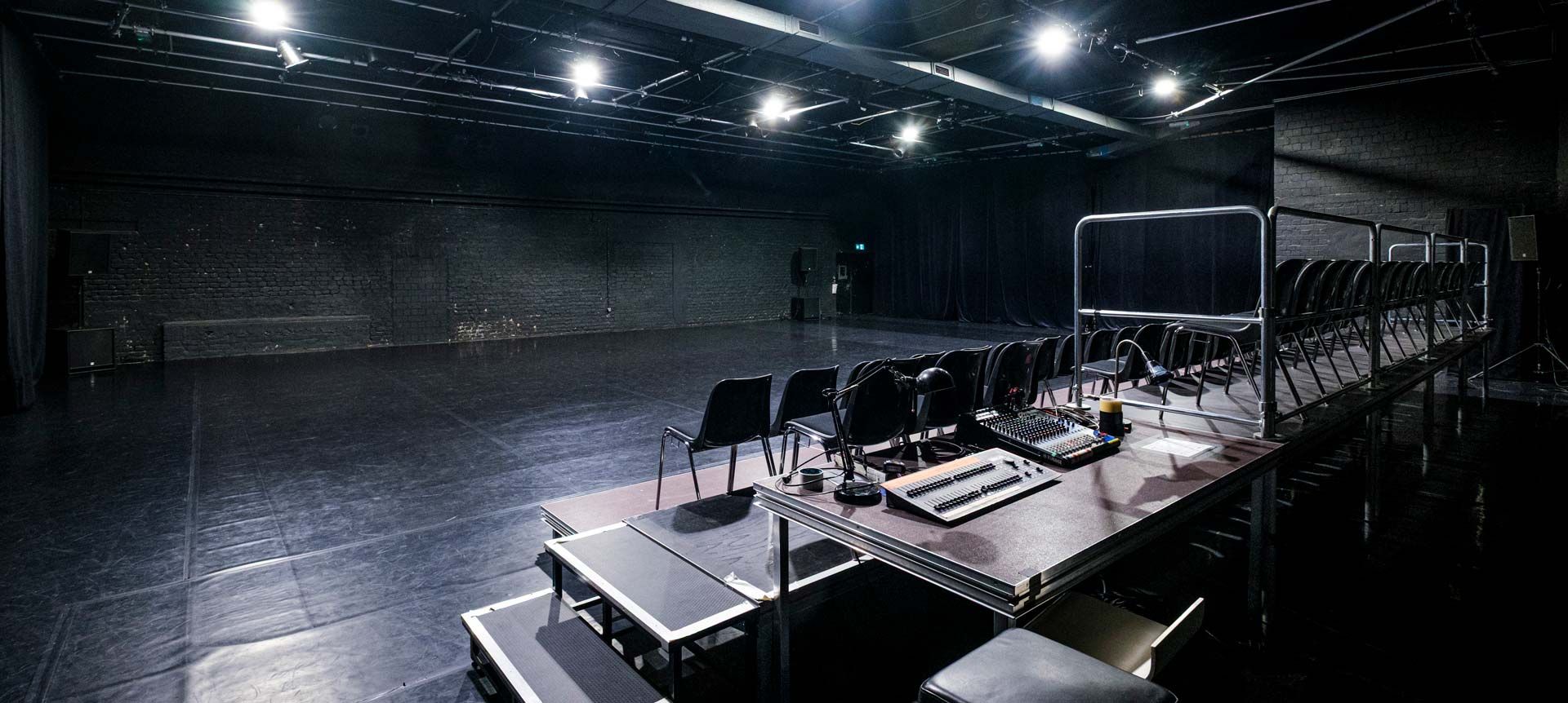 Die große Blackbox mit Bühnenpodesten und Bestuhlung
